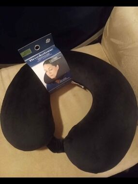 NWT Brookstone Memory Foam Travel Neck Pillow